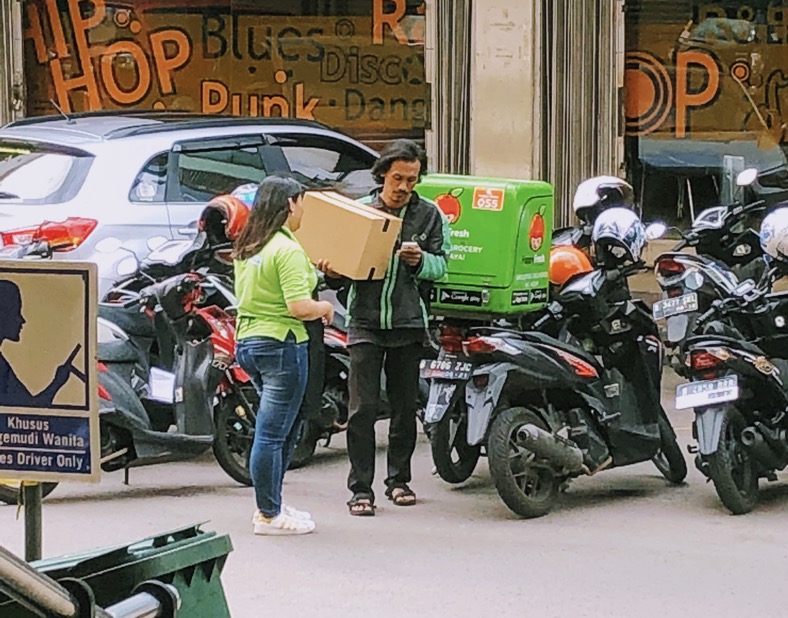 Observing a personal shopper interacting with Grab driver-partner.